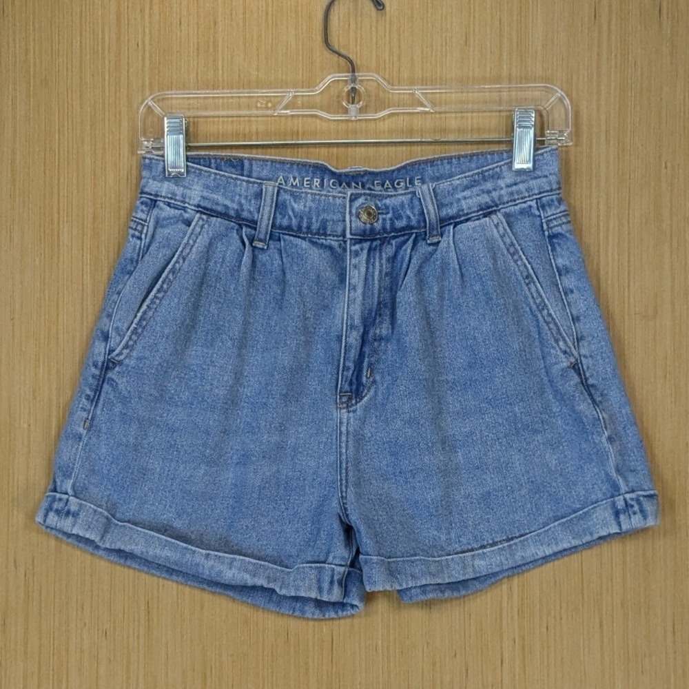 American Eagle Mom Shorts Retro 90s Light Wash High Waisted Pleated Denim Size 2